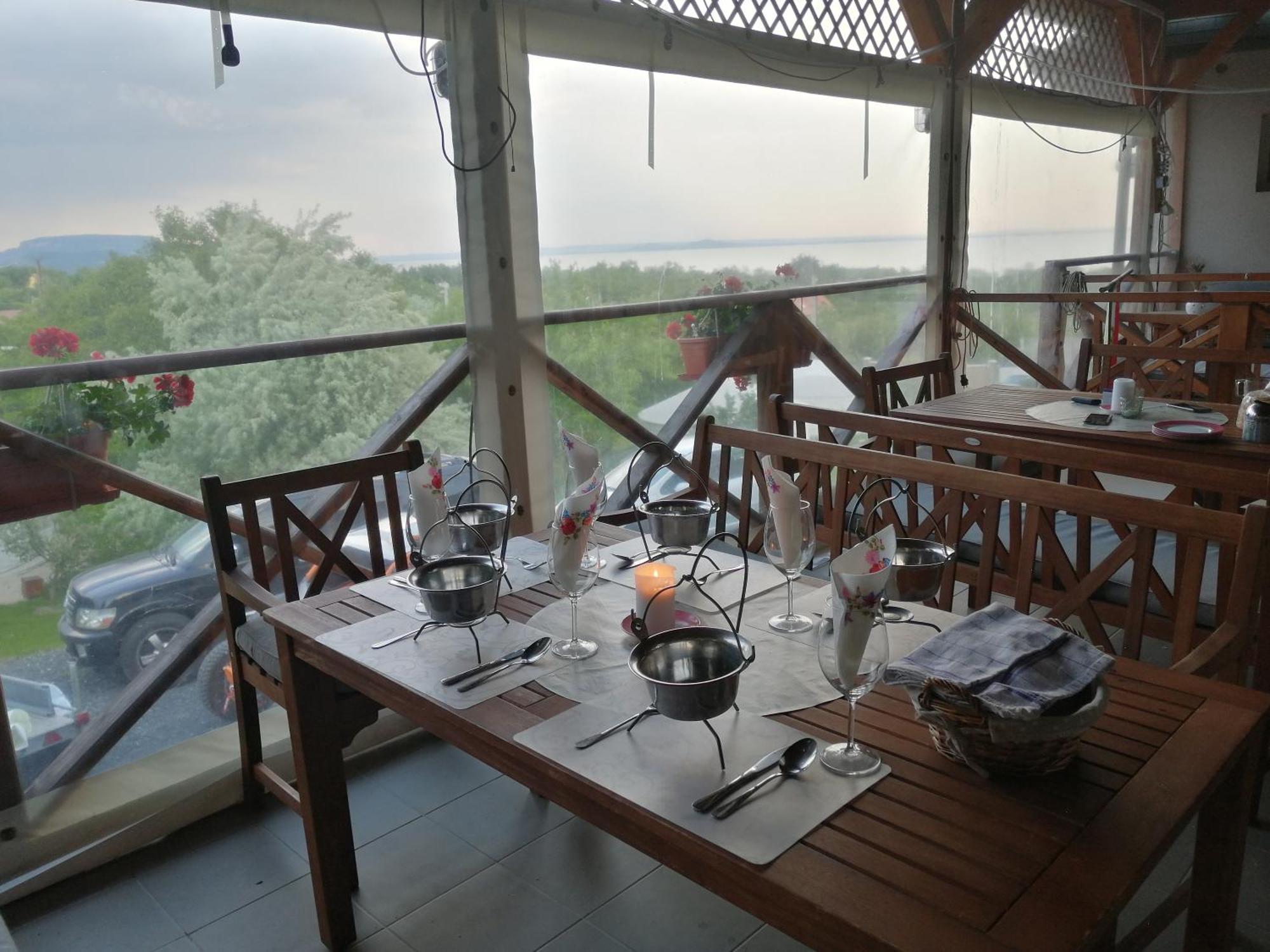 Jurta Hotel Balatongyoeroek Luaran gambar