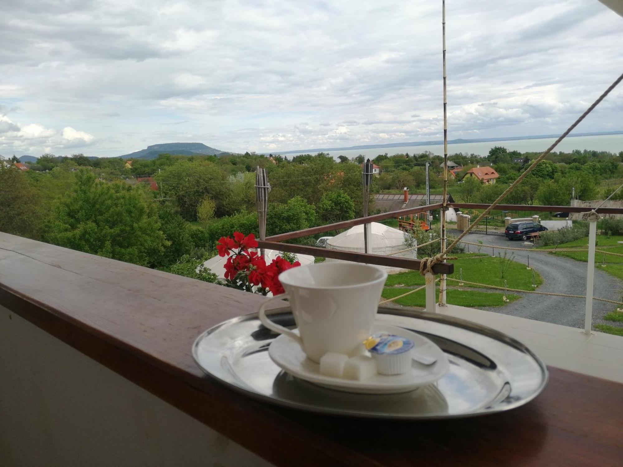 Jurta Hotel Balatongyoeroek Luaran gambar